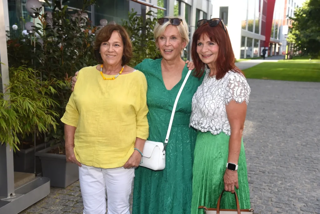 - VIPshow Kamila Špráchalová, Jitka Smutná a Ljuba Krbová působí v seriálu Ulice již řadu let.