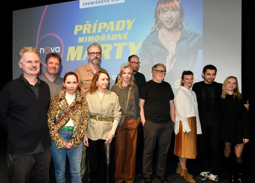 skupina lidí před projektorem, na kterém je poster s nápisem Případy mimořádné Marty