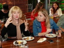 Dana Batulková a Regina Řandová hrály v seriálu Kamarádi.