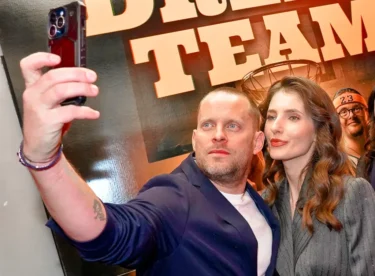 Muž a žena se k sobě tisknou a dělají si selfie
