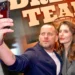 Muž a žena se k sobě tisknou a dělají si selfie