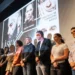 Skupina lidí na pódiu, za nimi je plakát a na něm fotografie a název Láska nebolí