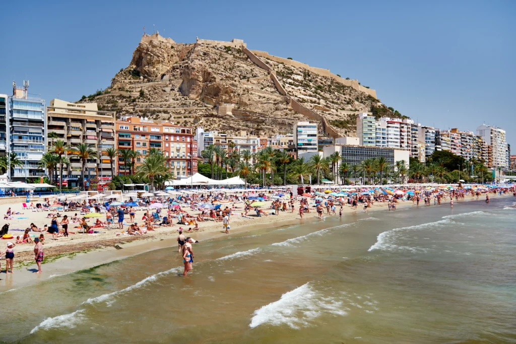 shutterstock_1140243188 - VIPshow Pláž Postiguet v Alicante na španělském pobřeží Costa Blanca je během letních veder plná turistů