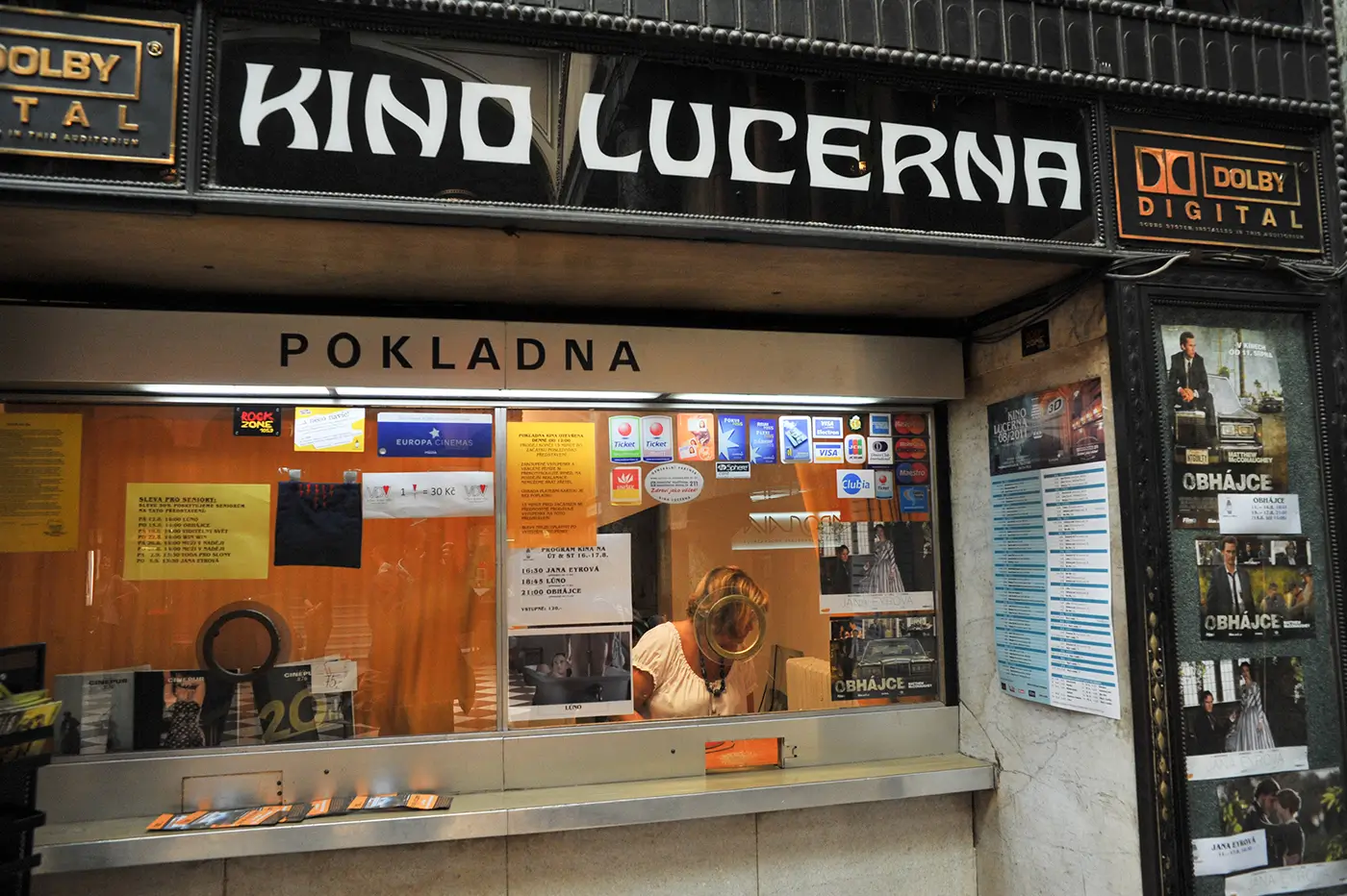 Pokladna pražského kina s pokladní, která prodává vstupenky