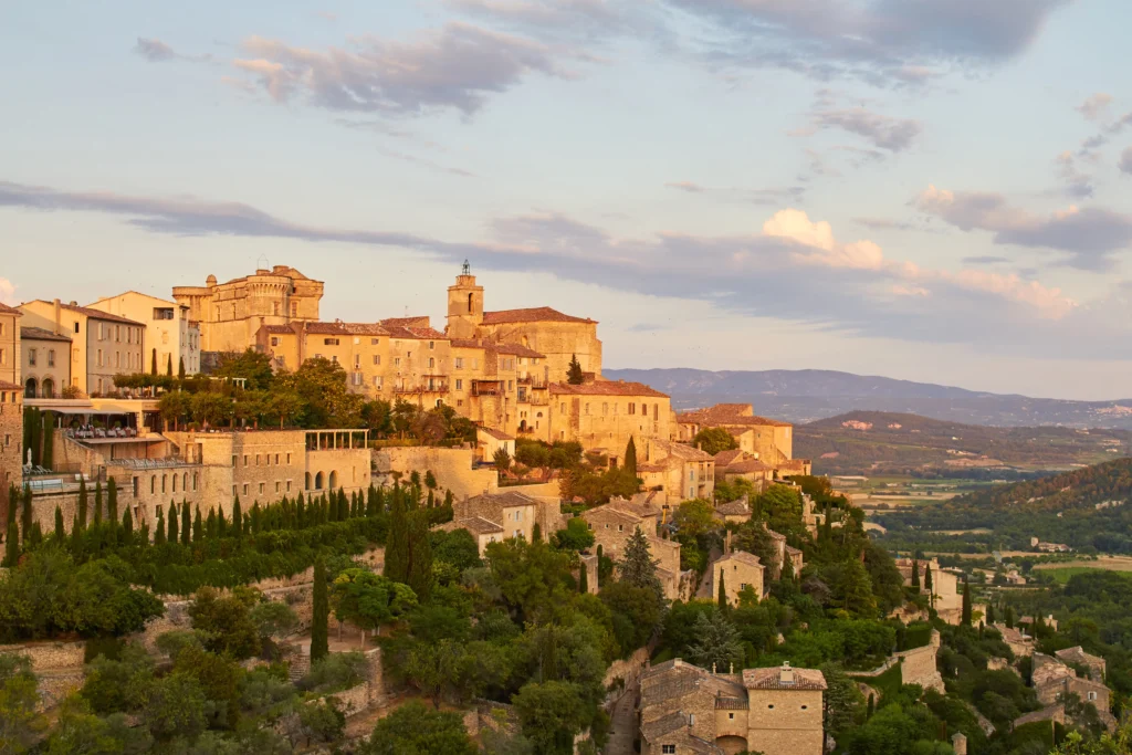 shutterstock_1637708959 - VIPshow Gordes: Skalní vesnice a malé administrativní území v Provence na jihu Francie. Vesnice je známá především pro svůj neodolatelný provensálský ráz.