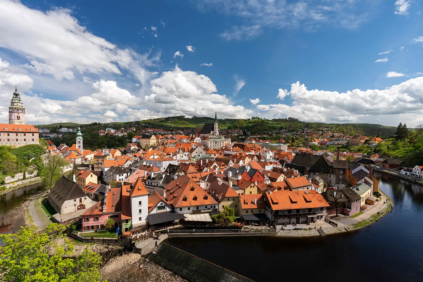shutterstock_1975209140 - VIPshow Panoramatický pohled na historické centrum obehnané řekou