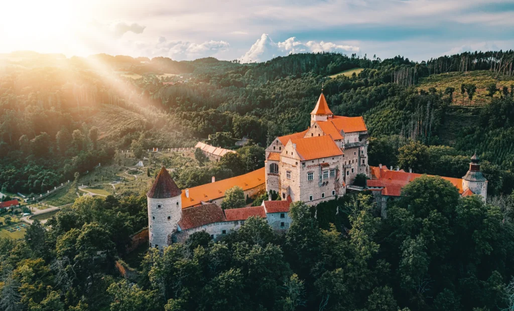 shutterstock_2032930907 - VIPshow Pohled z výšky na hrad Pernštejn hluboko v lesích