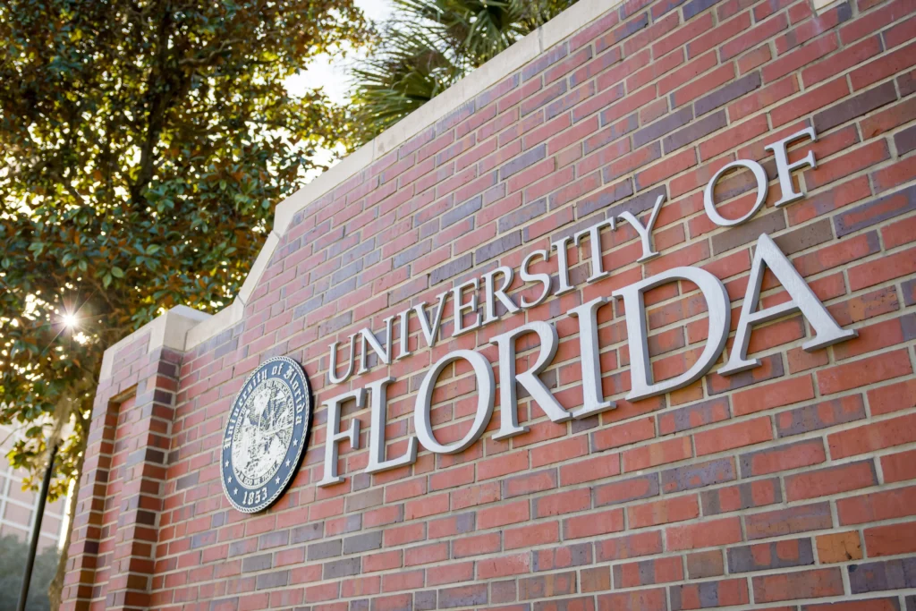 shutterstock_2124131555 - VIPshow Logo na cihlové zdi s nápisem University of Florida