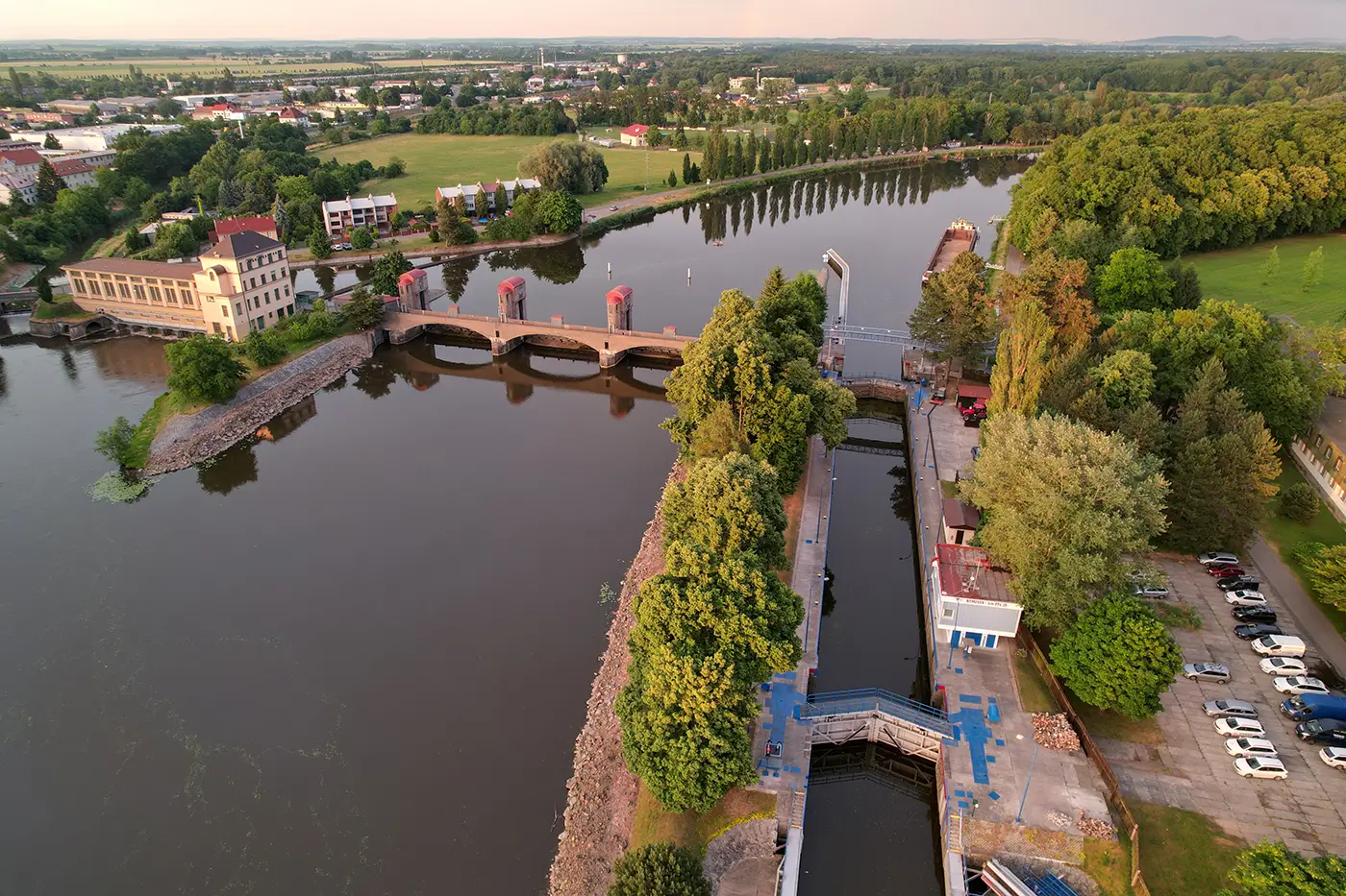 shutterstock_2133327769 - VIPshow Letecký pohled na řeku, zdymadlo, most a okolní stavení