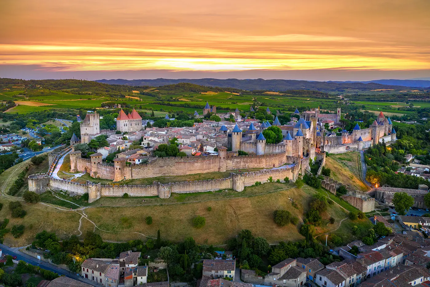 Pohled při západu slunce na francouzský hrad