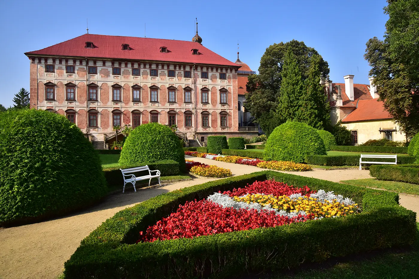 shutterstock_2227512559 - VIPshow Zámek v obklopení udržované zahrady za jasného a slunečného dne