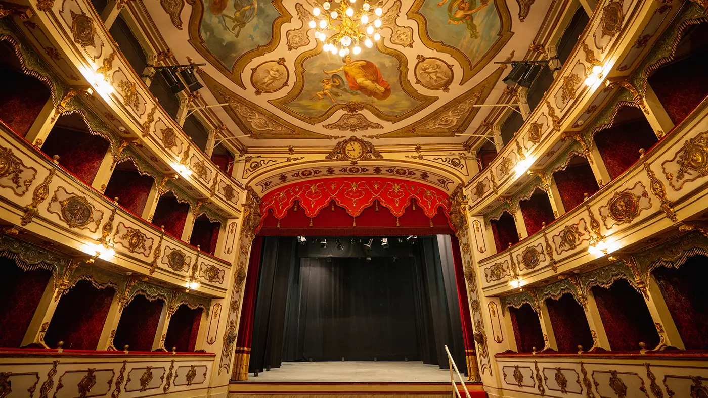 shutterstock_2287234439 - VIPshow Záběr na divadelní hlediště a jeviště s červenou oponou