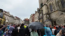 Dav turistů se tísní na Staroměstském náměstí pod orlojem