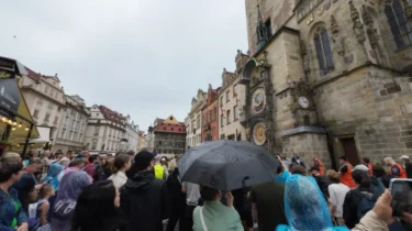 Dav turistů se tísní na Staroměstském náměstí pod orlojem