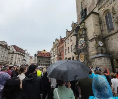 Dav turistů se tísní na Staroměstském náměstí pod orlojem