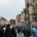 Dav turistů se tísní na Staroměstském náměstí pod orlojem