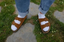 záběr na nohy v bílých ponožkách a sandálech