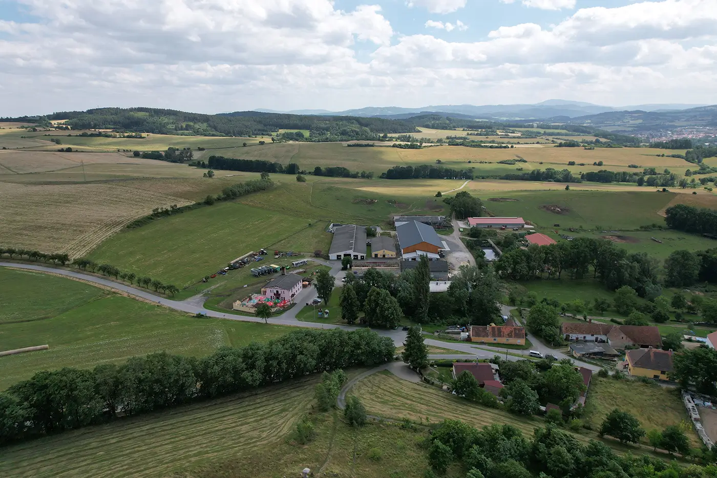 shutterstock_2337055609 - VIPshow Letecký pohled na malebnou českou obec a zelená pole