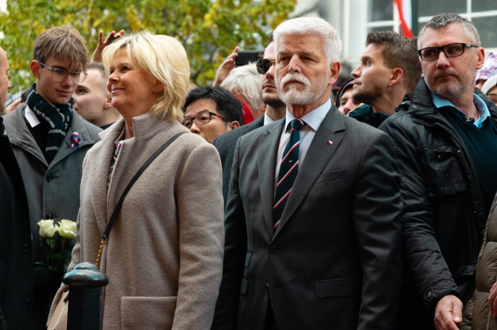Prezident Petr Pavel s chotí v obležení bodyguardů a lidí