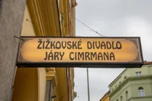 Cedule s nápisem Žižkovské divadlo Járy Cimrmana vyfocená během pošmourného dne