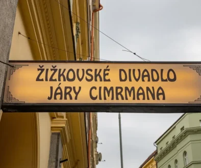 Cedule s nápisem Žižkovské divadlo Járy Cimrmana vyfocená během pošmourného dne