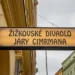 Cedule s nápisem Žižkovské divadlo Járy Cimrmana vyfocená během pošmourného dne