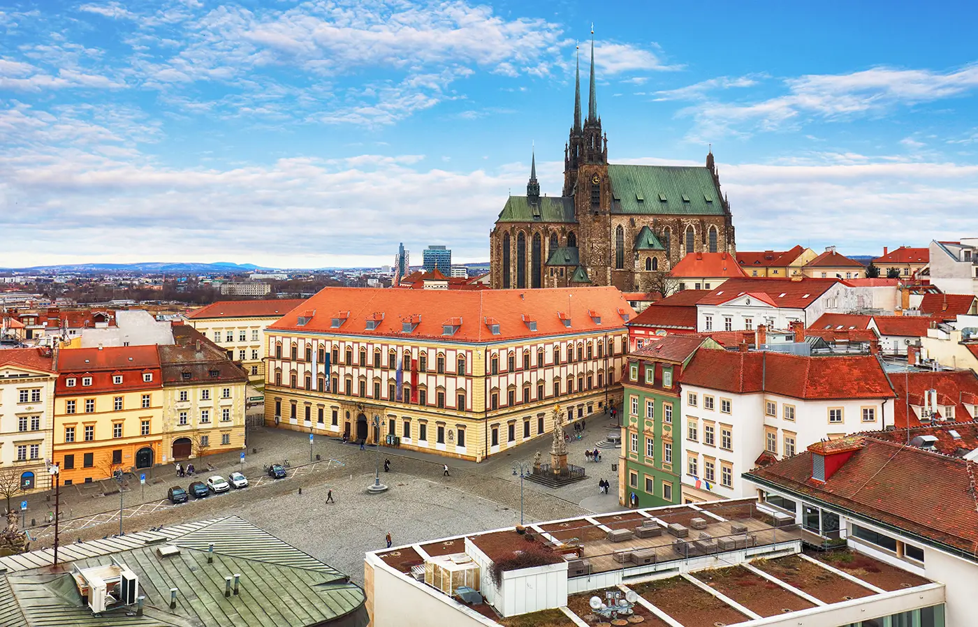 shutterstock_2436054227 - VIPshow Pohled na centrum a náměstí moravského města v pozadí s kostelem