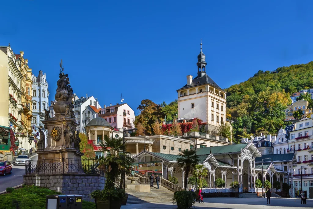 shutterstock_2475288183 - VIPshow Pohled na lázeňské město v letním počasí, v popředí starodávné domy a náměstí