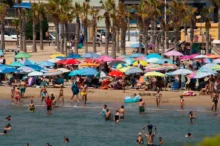 Přeplněná pláž v letovisku Oropesa del Mar ve španělské provincii Valencie