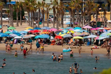 Přeplněná pláž v letovisku Oropesa del Mar ve španělské provincii Valencie