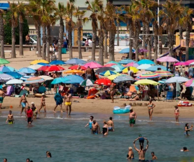 Přeplněná pláž v letovisku Oropesa del Mar ve španělské provincii Valencie
