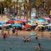 Přeplněná pláž v letovisku Oropesa del Mar ve španělské provincii Valencie
