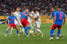 Hráči fotbalu na fotbalovém hřišti uprostřed zápasu
