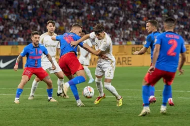 Hráči fotbalu na fotbalovém hřišti uprostřed zápasu