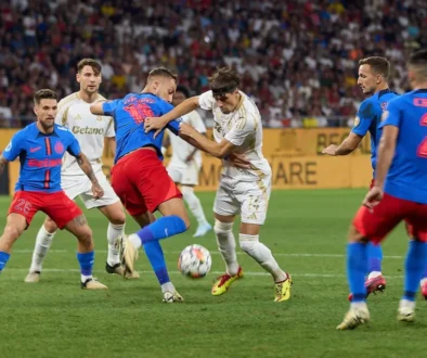Hráči fotbalu na fotbalovém hřišti uprostřed zápasu