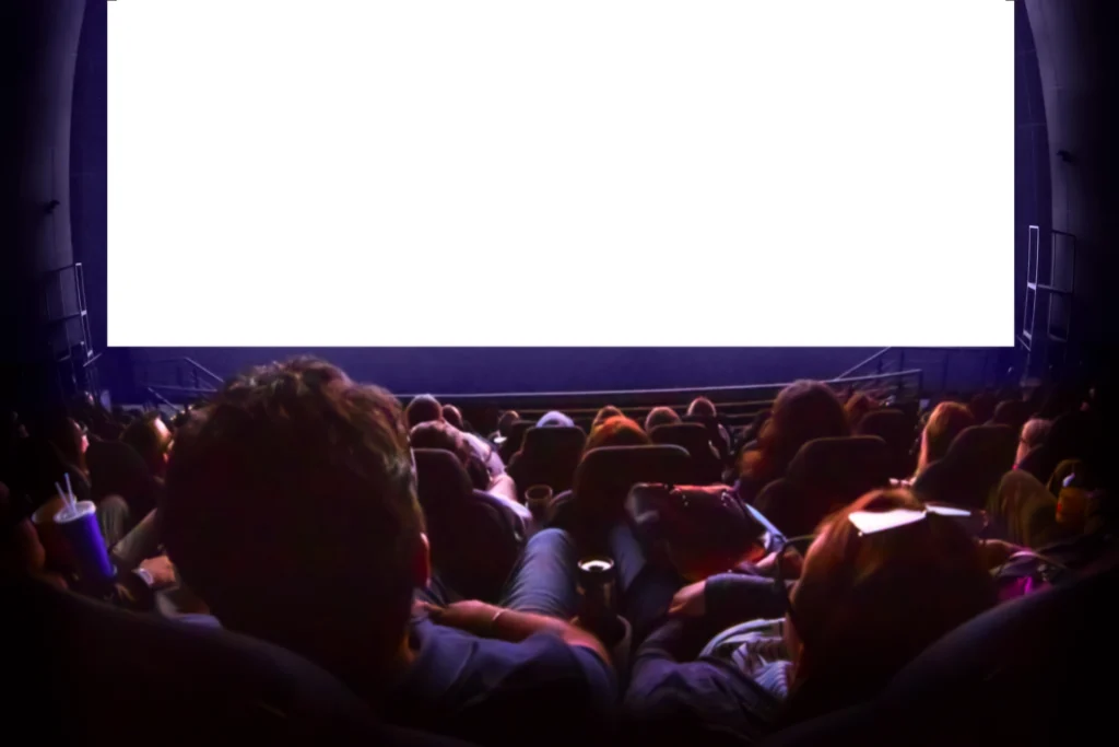 shutterstock_2516129303 - VIPshow Plné kino diváků, sedí zády k fotografovi, v sále je temno