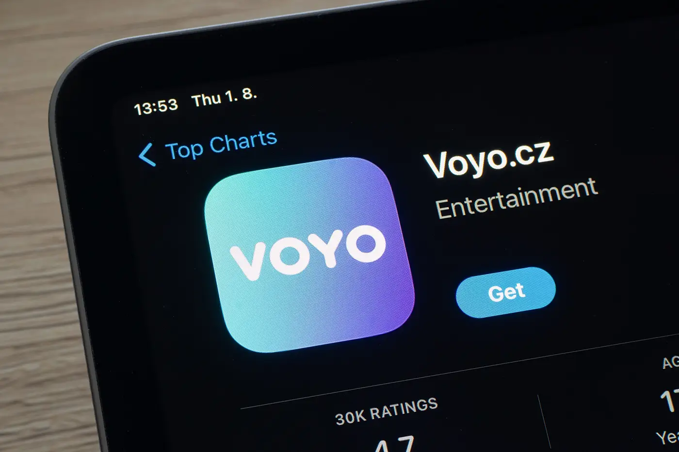 Na mobilním telefonuje je zobrazené logo streamovací služby