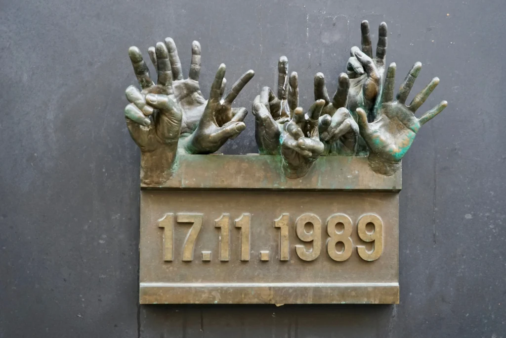 Plaketa na Národní třídě k připomínce výročí 17. listopadu 1989