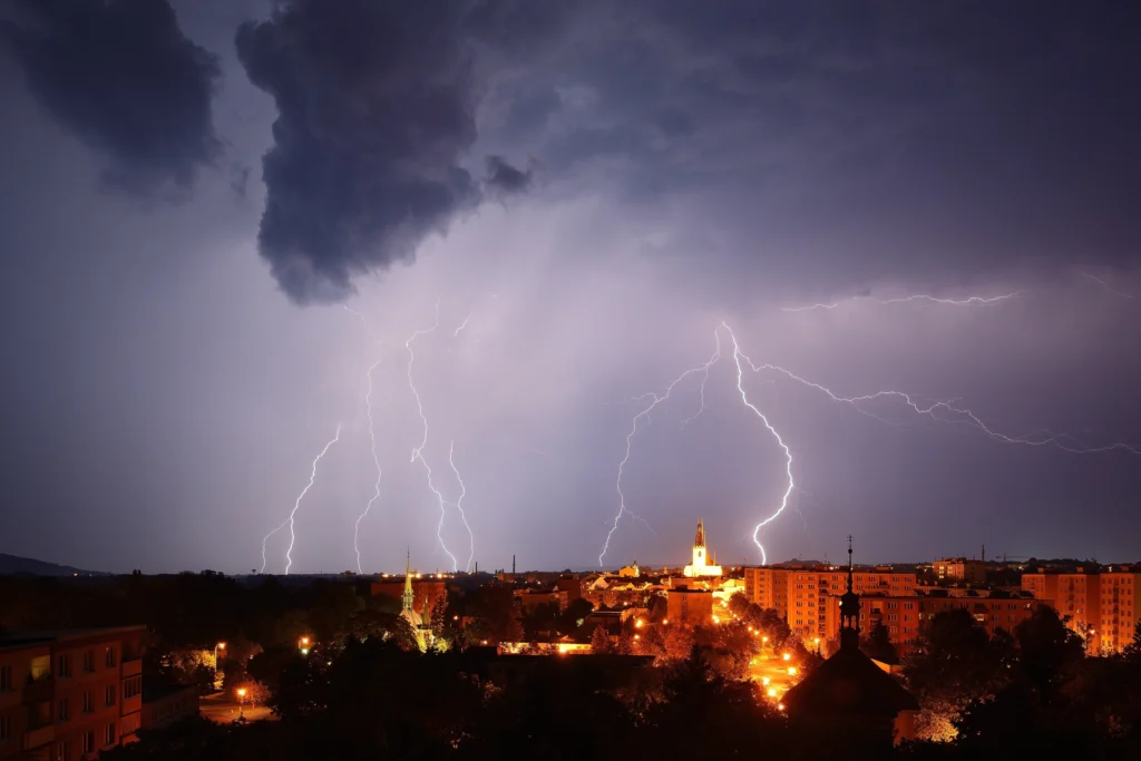 shutterstock_2539567253 - VIPshow Blesky a zatažená obloha nad osvětleným městem