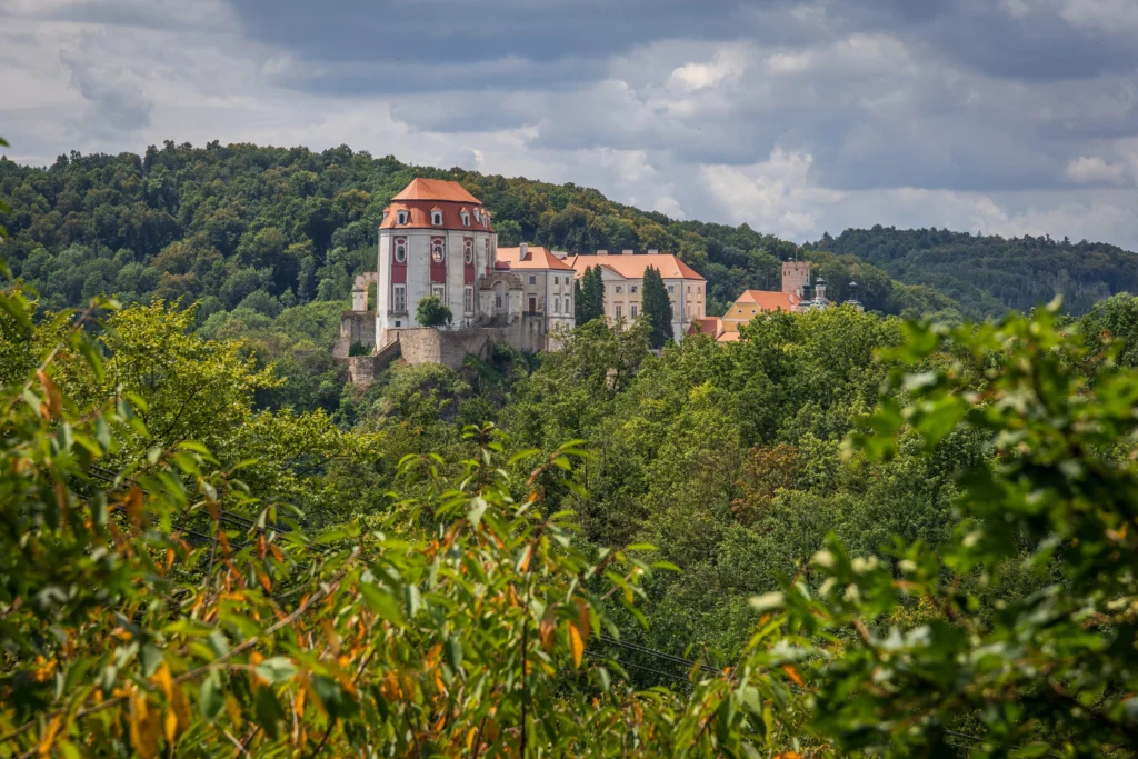 shutterstock_2544792171 - VIPshow Hrad v lesích, je to Vranov nad Dyjí
