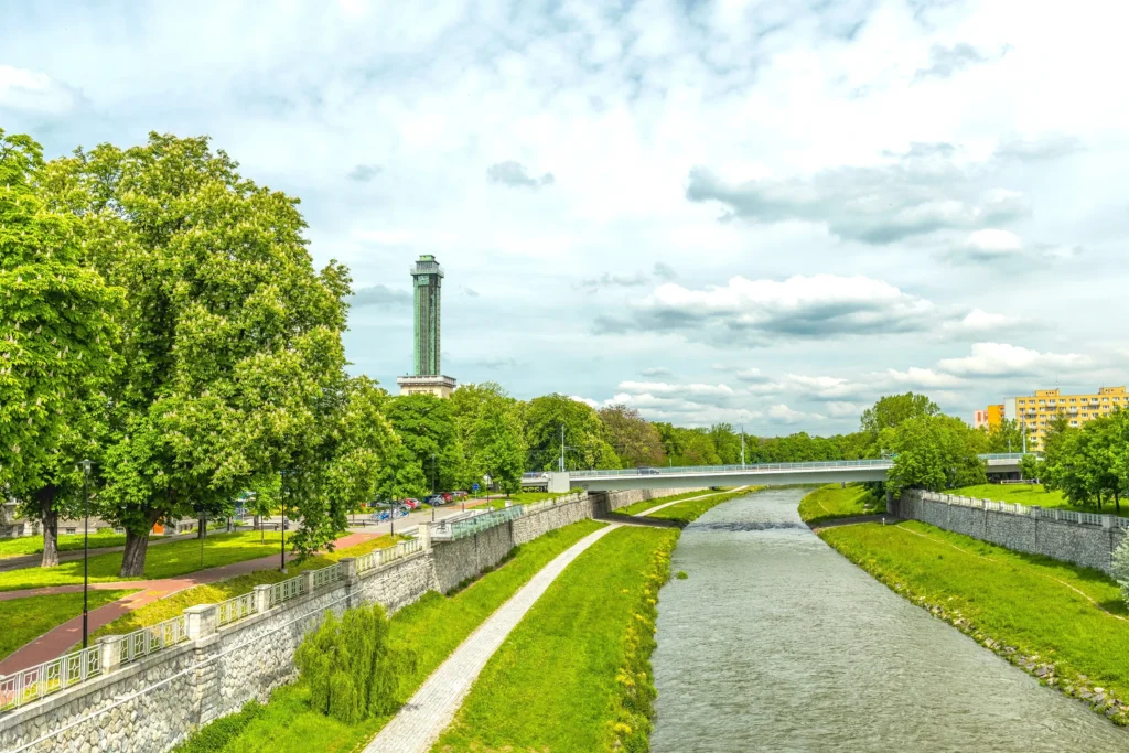 Pohled na Ostrava v létě, v pozadí je Nová radnice