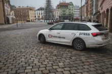 Auto veřejnoprávní televize je zaparkované na veřejném prostranství