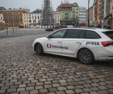 Auto veřejnoprávní televize je zaparkované na veřejném prostranství