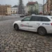 Auto veřejnoprávní televize je zaparkované na veřejném prostranství