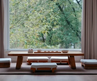 U velkého francouzského okna stojí minimalistický nábytek