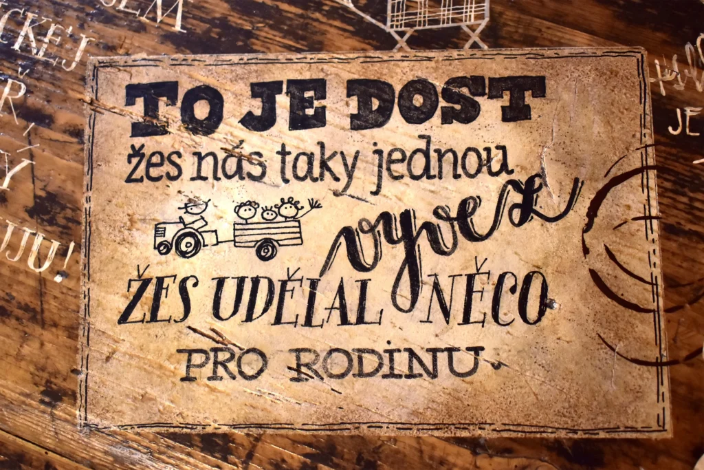 shutterstock_2598093737 - VIPshow Cedule s nápisem To je dost, žes nás taky vyvez na starém dubovém stole