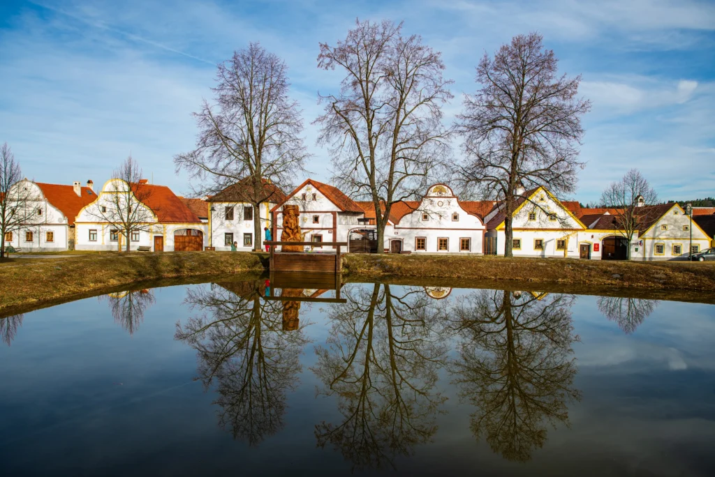 Náves s rybníkem plná starodávných stavení