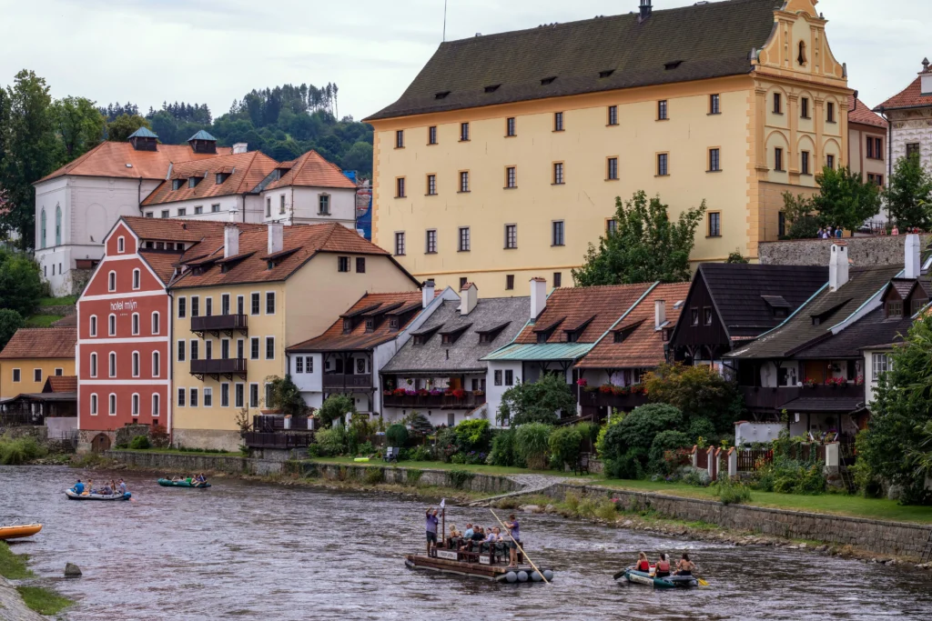Plavidla na řece, kolem krásné město s barevnými budovami, historickými