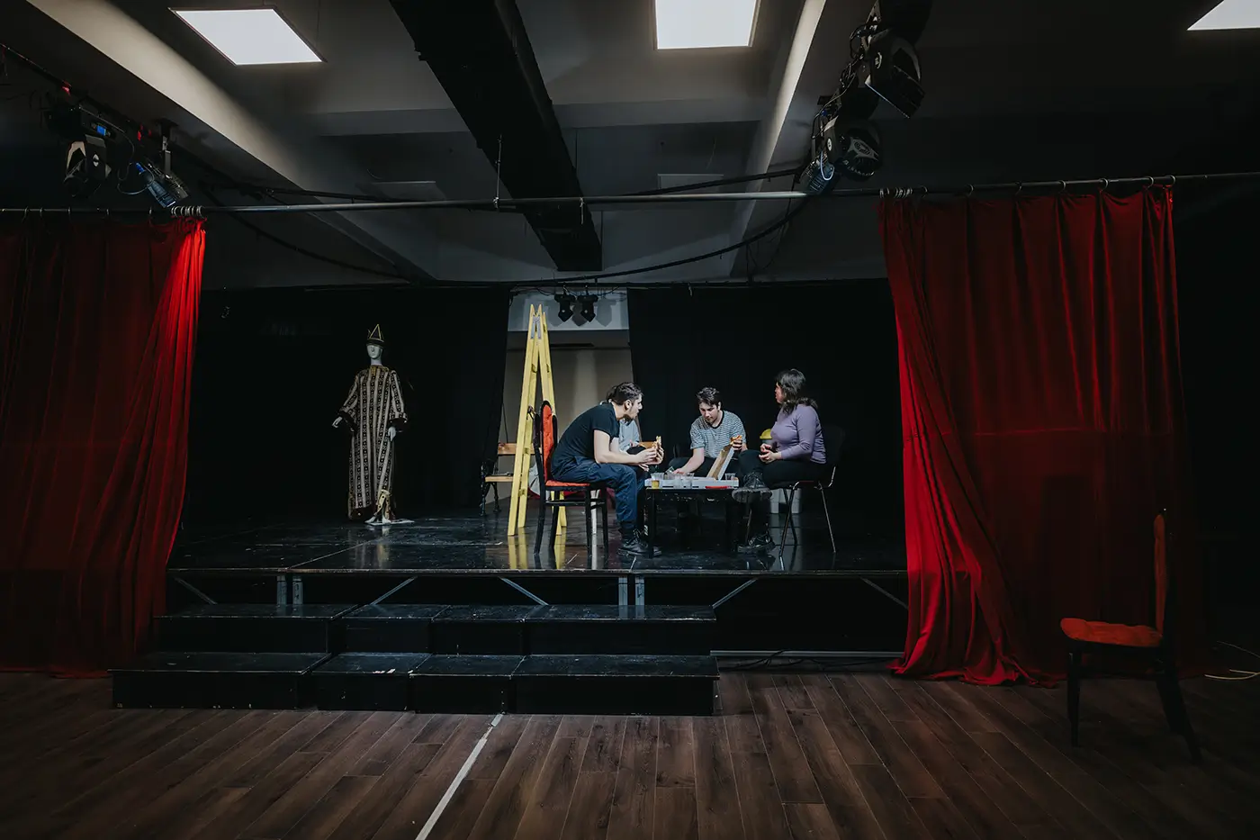 shutterstock_2654004859 - VIPshow Záběr na divadelní jeviště, kde sedí herci