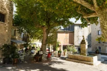 Středověké náměstí v srdci Gordes (Provence, Francie) s fontánou